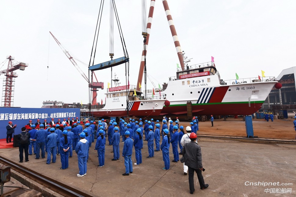镇江船厂2艘海事测量船顺利吊装下水