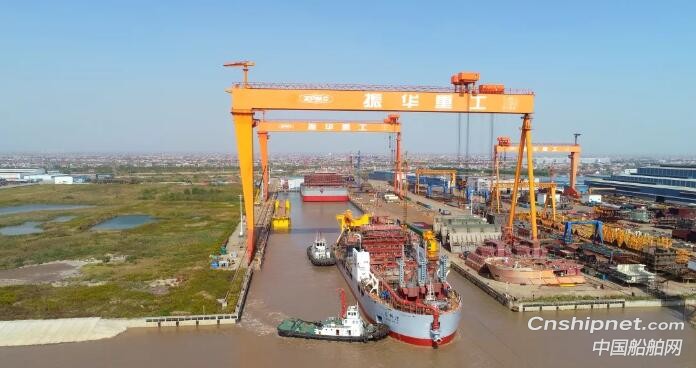 振华重工4500方/时自航绞吸式挖泥船“长狮18”下水