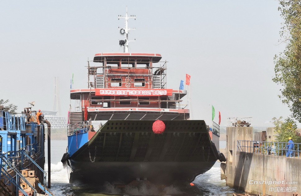 镇江船厂顺利下水又一艘车客渡船
