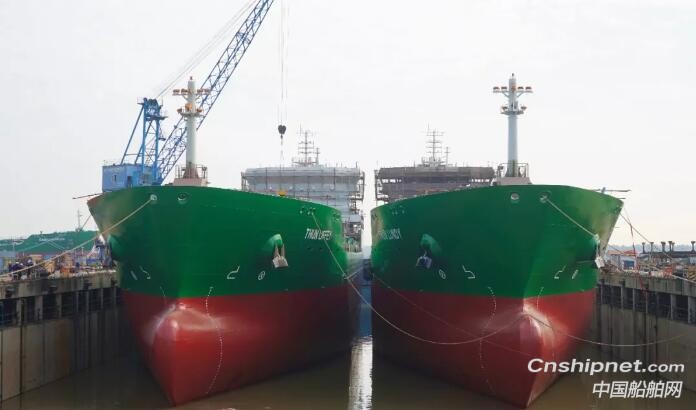 中航鼎衡2艘17500吨化学品船下水出坞