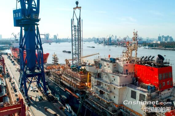 沪东中华完成18600立方米LNG加注船货舱泵塔吊装