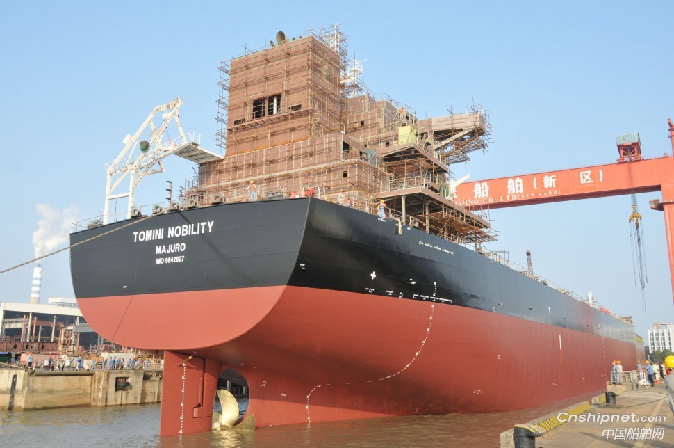 口岸船舶81400吨散货船顺利出坞