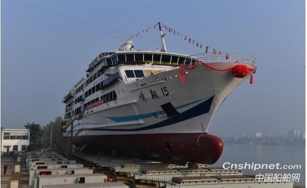 湘船重工820客位的“嵊翔号”游船顺利下水