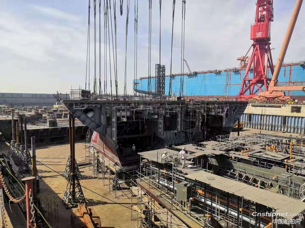 沪东中华顺利完成FSRU首制船海水单元吊装工作