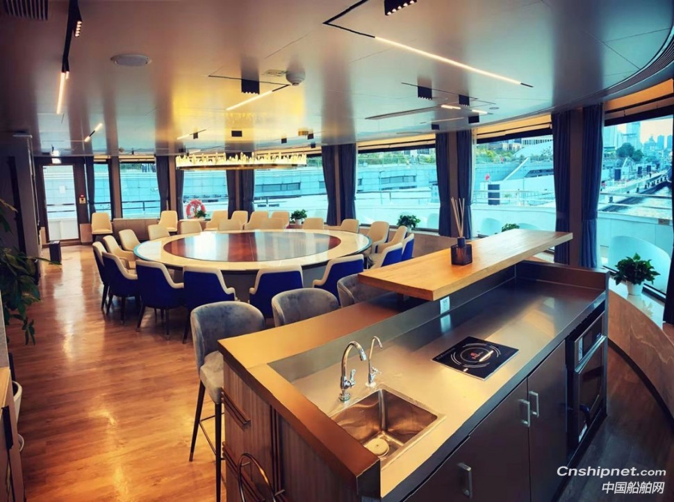 江龙船艇300客位“悦星6”号观光游览船闪耀黄浦江