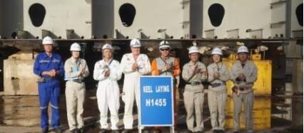 外高桥造船21万吨散货船H1455顺利下坞