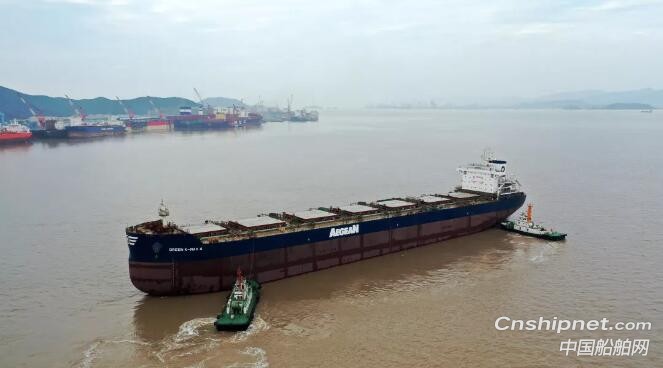 舟山中远海运重工第四艘8.16万吨散货船顺利下水
