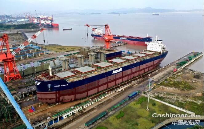 舟山中远海运重工第四艘8.16万吨散货船顺利下水