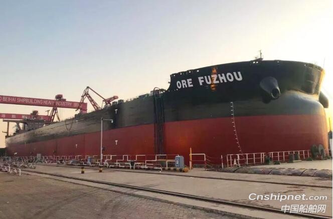 北船重工32.5万吨矿砂船系列2号船顺利出坞