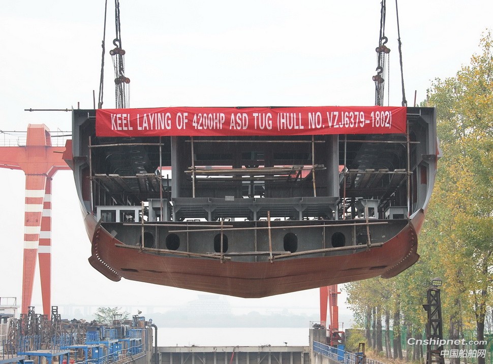 镇江船厂批量建造的系列工作船第6艘顺利搭载