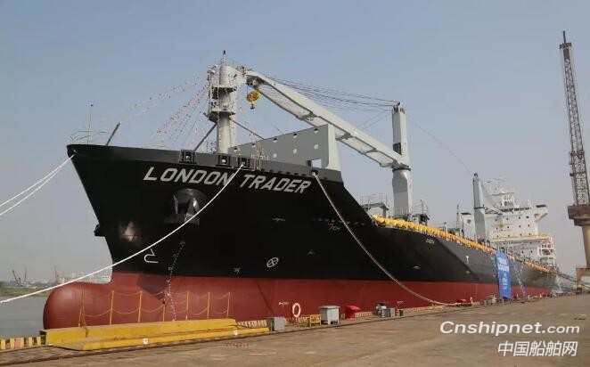 广东中远海运重工第五艘1750TEU集装箱船N804命名交付