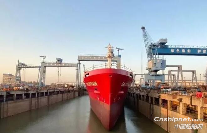 中航鼎衡9900吨不锈钢化学品船3#船下水出坞