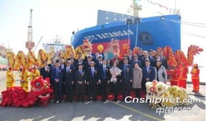扬子江船业2400TEU集装箱船 “海丰八打雁”轮命名交付