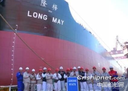 外高桥造船2艘21万吨散货船同日顺利出坞