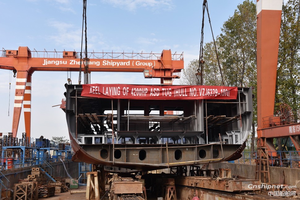 镇江船厂批量建造的系列工作船的第8艘顺利搭载