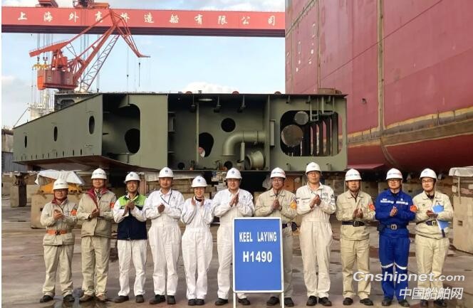 上海外高桥造船2艘万吨散货船同日下坞