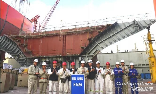 上海外高桥造船2艘万吨散货船同日下坞