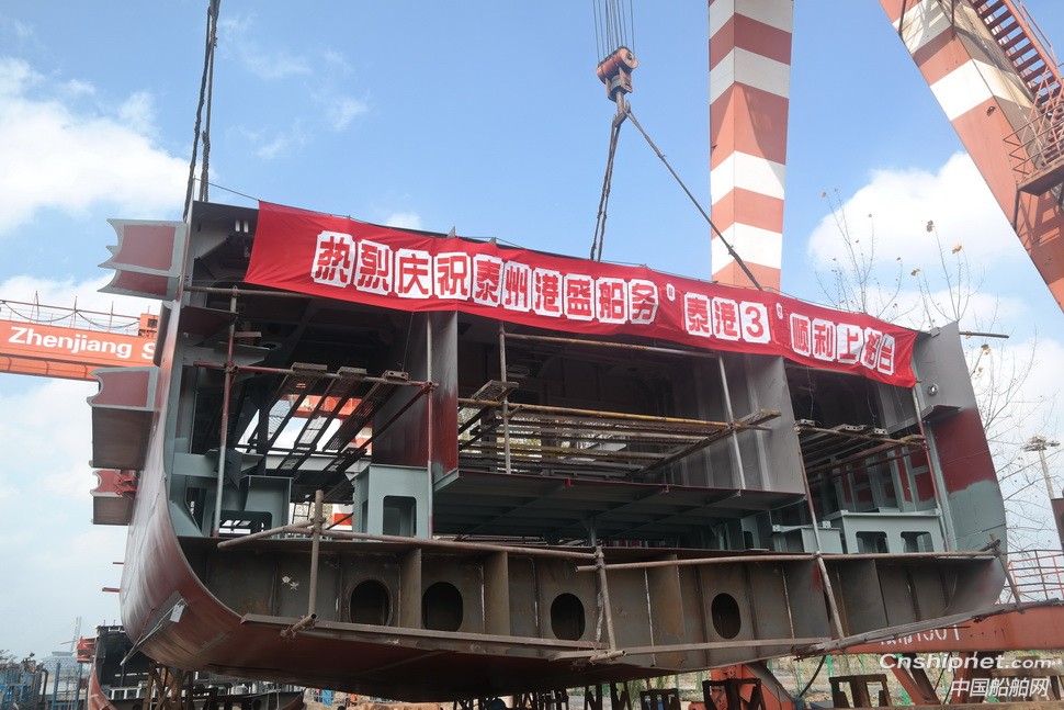 镇江船厂4400hp全回转消拖两用船顺利搭载