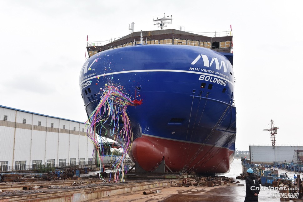 镇江船厂万吨级全电力推进甲板运输船首制船顺利下水