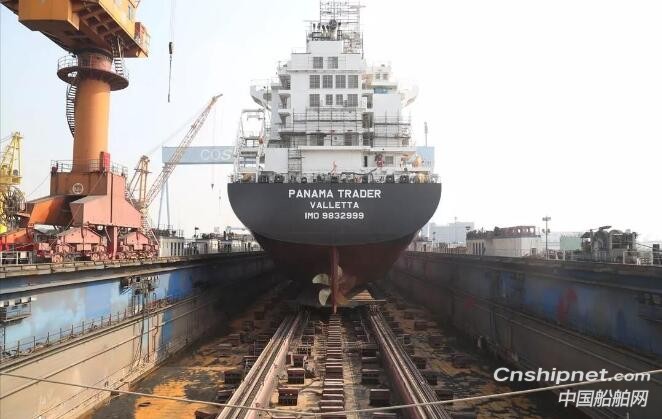 广东中远海运重工1750TEU集装箱系列7号船完成下水