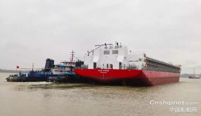 武船新13000吨甲板运输船4号船顺利离厂