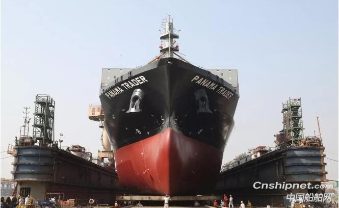 广东中远海运重工1750TEU集装箱系列7号船完成下水