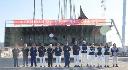 渤船重工318000吨超大型原油轮9号船上船台