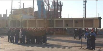 渤船重工318000吨超大型原油轮9号船上船台