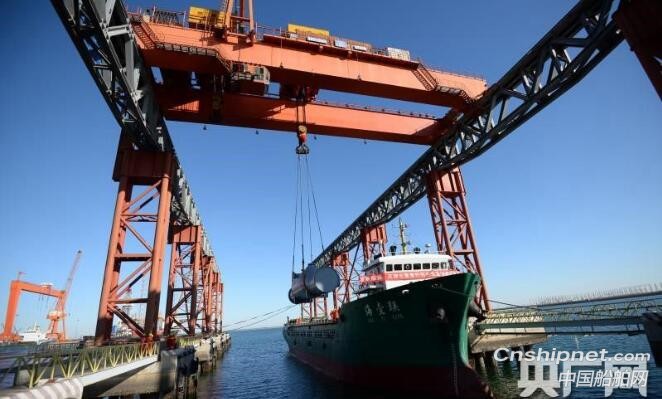 国内首条重大件班轮航线在天津港正式投入运行