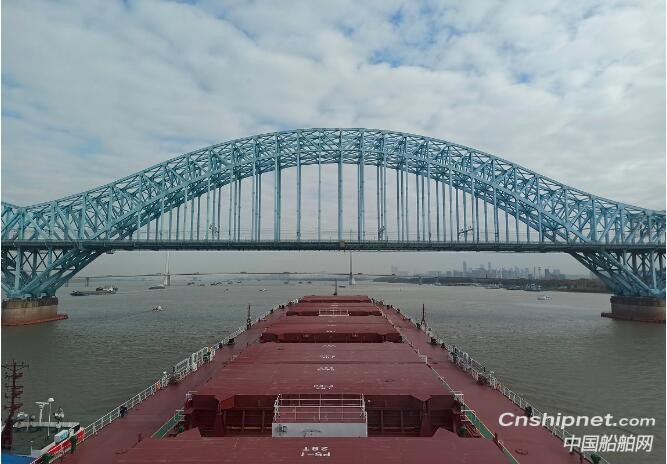 宁波润华海运64000吨散货船华江807号顺利通过南京长江大桥