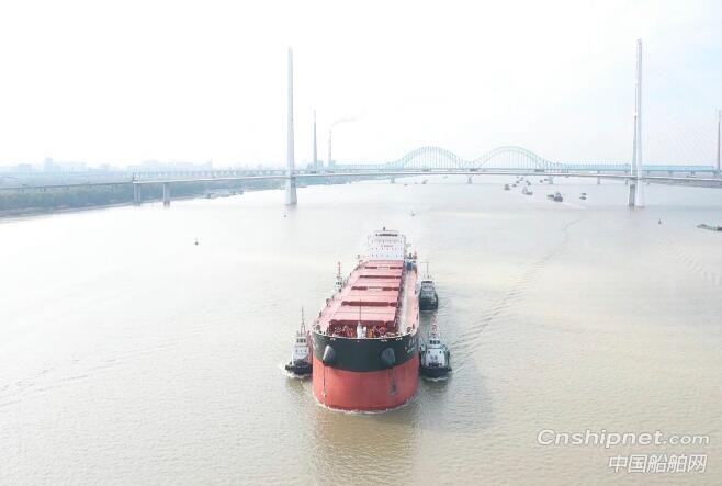 宁波润华海运64000吨散货船华江807号顺利通过南京长江大桥