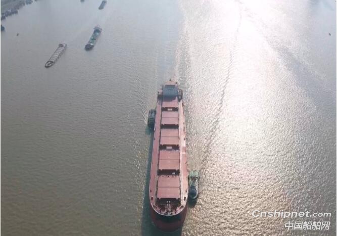 宁波润华海运64000吨散货船华江807号顺利通过南京长江大桥