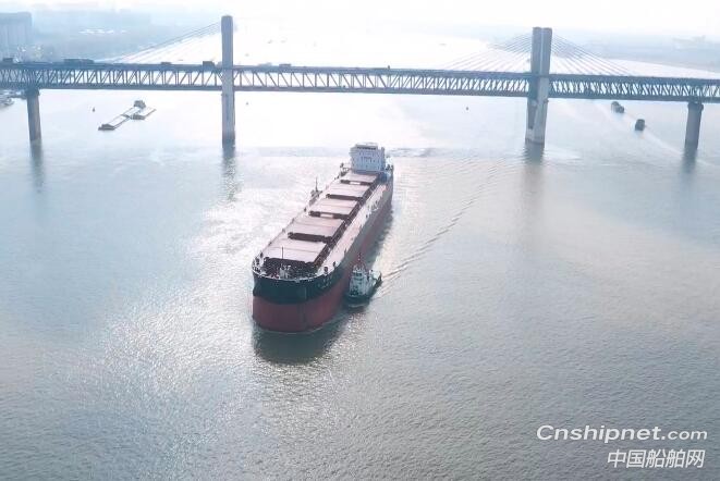 宁波润华海运64000吨散货船华江807号顺利通过南京长江大桥