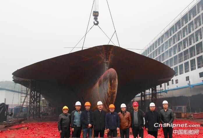 中江船业“华夏神女3”号邮轮艏分段顺利合拢