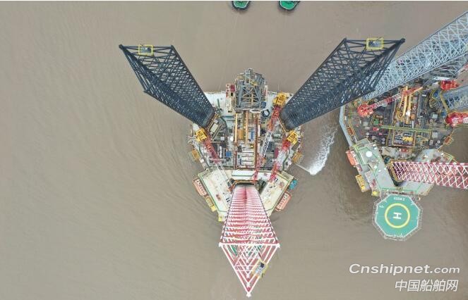 外高桥造船两座海上自升式钻井平台交付