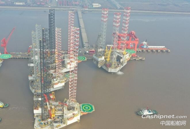 外高桥造船两座海上自升式钻井平台交付