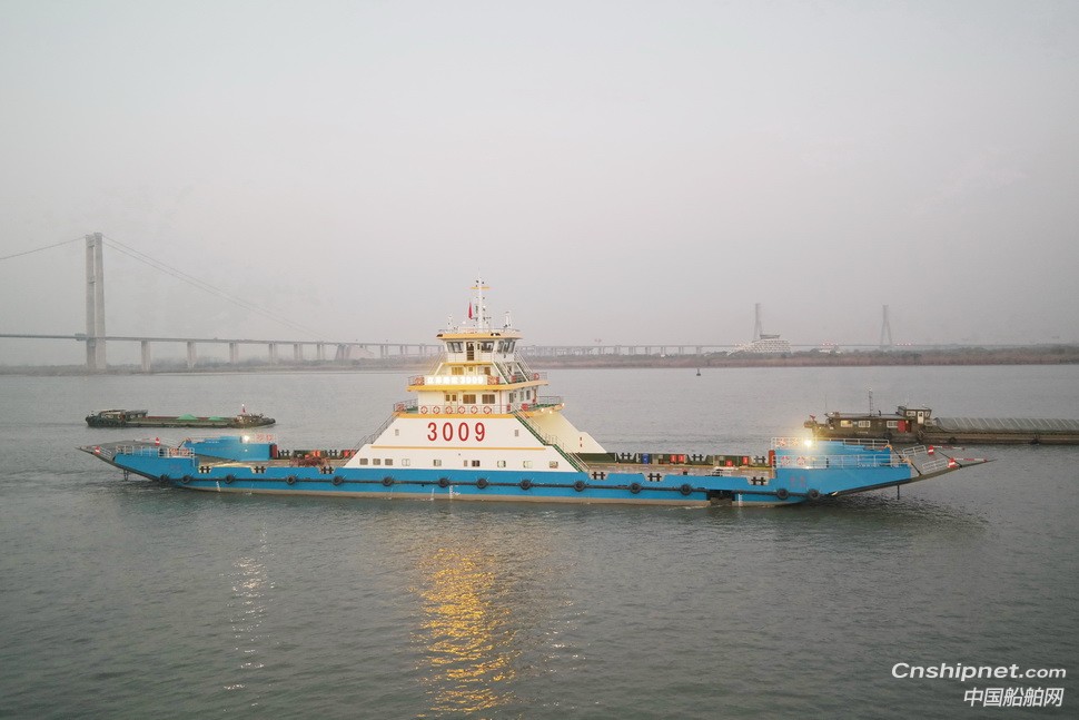 镇江船厂顺利出厂一艘60米车客渡船