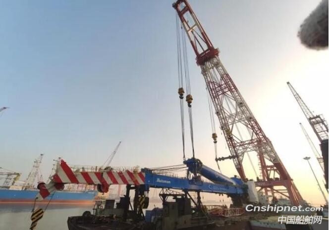 招商工业CMHI-163-2半潜式重吊生活平台完成吊装