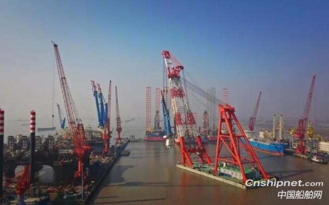 招商工业CMHI-163-2半潜式重吊生活平台完成吊装