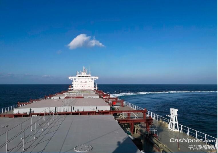 京鲁船业82,000吨散货船完成试航