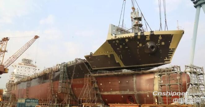 广东中远海运重工1750TEU集装箱船顺利完成主船体成型