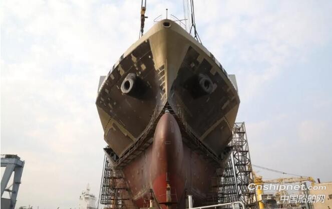 广东中远海运重工1750TEU集装箱船顺利完成主船体成型