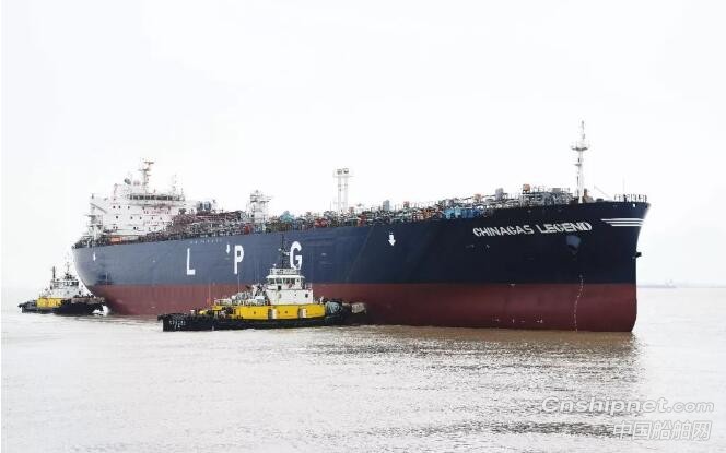 江南造船一艘LNG-FRU和一艘VLGC同日出坞