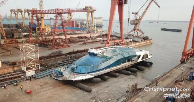 无锡东方“水晶之恋”号全通透游船顺利下水