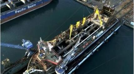 大连中远海运重工18000m³耙吸式挖泥船N713下水