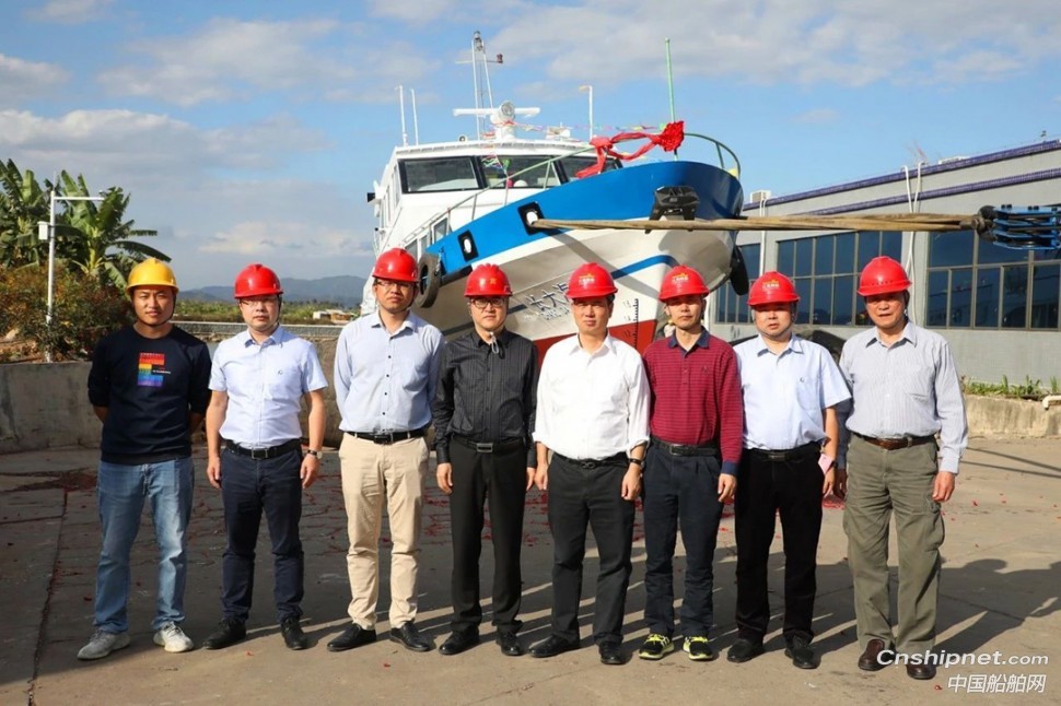 保利长大工程30米级钢铝交通艇顺利下水