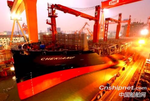 黄埔文冲2350TEU.C集装箱船提前出坞