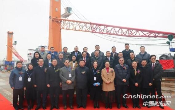 上海华润大东船务2艘75米浮吊命名交付