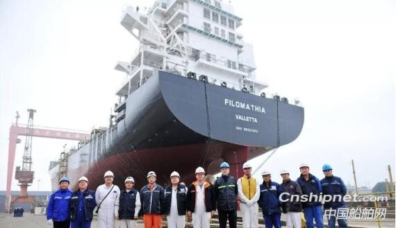 扬子江船业一艘1800TEU集装箱船船台阶段工程完工