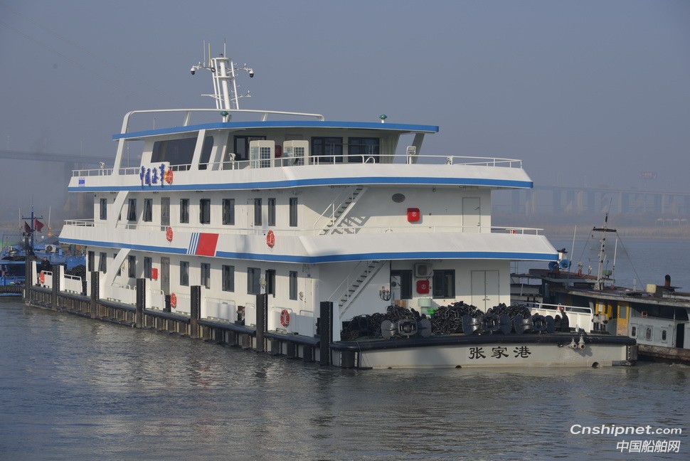 镇江船厂顺利出厂60米趸船第二艘